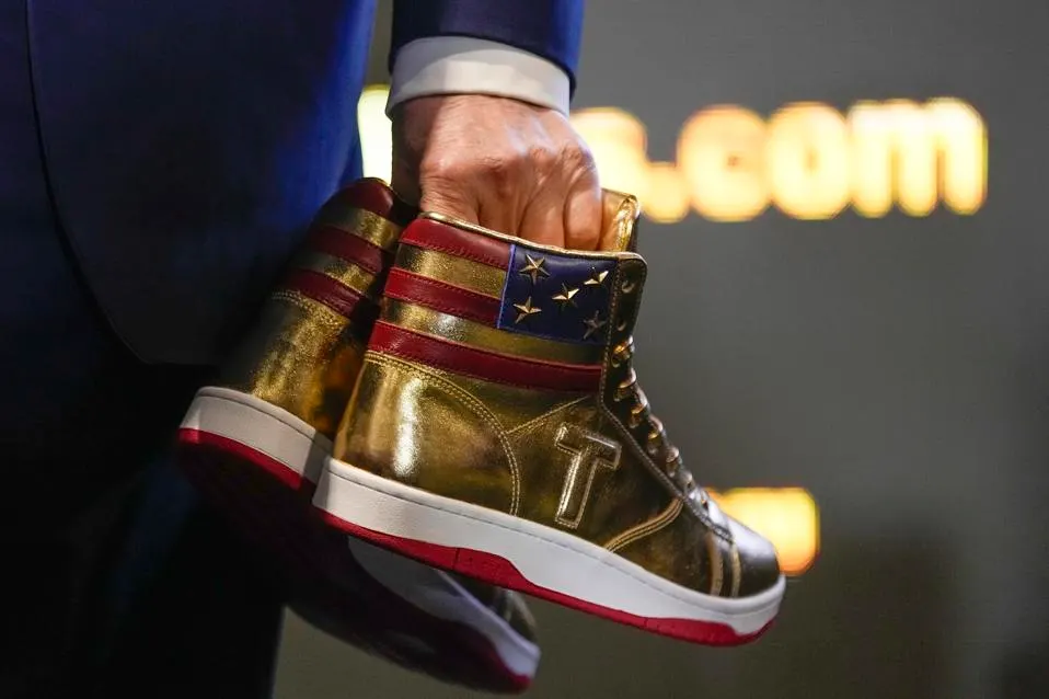 Donald J. Trump Sneakers Never Surrender - Image 3